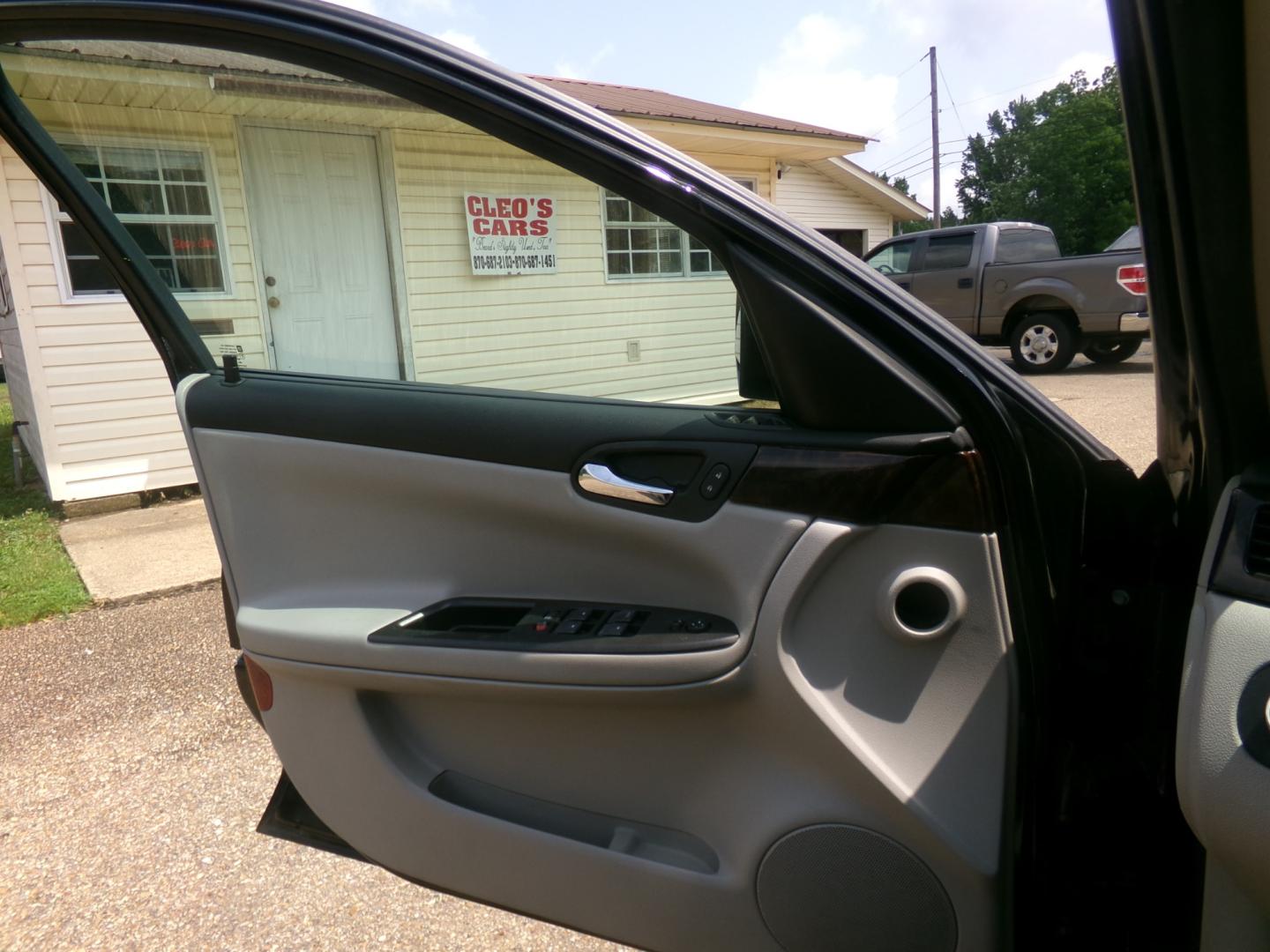 2014 Black /Gray Chevrolet Impala LT (2G1WB5E35E1) with an 3.6L V6 DOHC 16V FFV engine, 6-Speed Automatic transmission, located at 401 First NE, Bearden, AR, 71720, (870) 687-3414, 33.726528, -92.611519 - Photo#6